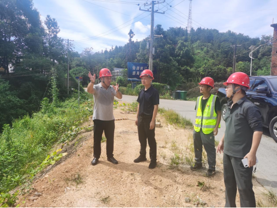淥口區(qū)政府辦督導(dǎo)室主任易耀湘帶隊調(diào)度淥口區(qū)S330淦田至古岳峰公路二期工程現(xiàn)場情況