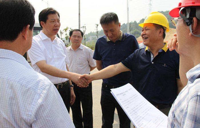 毛騰飛市長親臨株洲市銅塘灣至湘潭板塘鋪公路（株洲段）三期工程施工現(xiàn)場(chǎng)督查項(xiàng)目建設(shè)情況