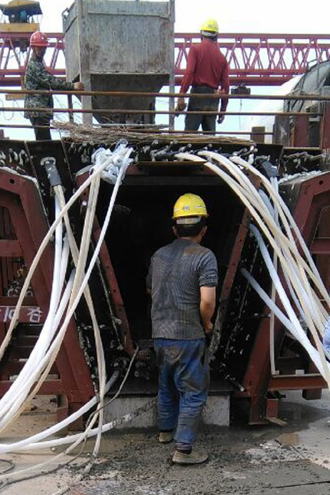 益婁14標(biāo)順利迎來第一塊預(yù)制箱梁澆灌