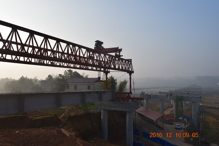 益婁高速公路第11標(biāo)段中陽(yáng)大橋第一片梁架設(shè)成功