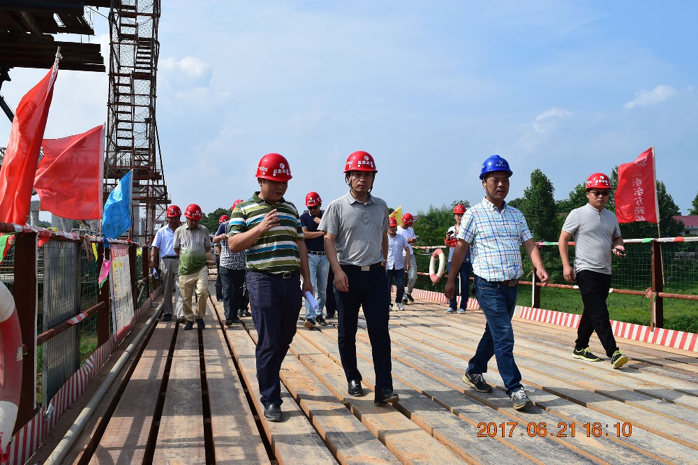 舒行鋼副廳長蒞臨益婁高速公路第十一合同段調(diào)研，視察工程進(jìn)展